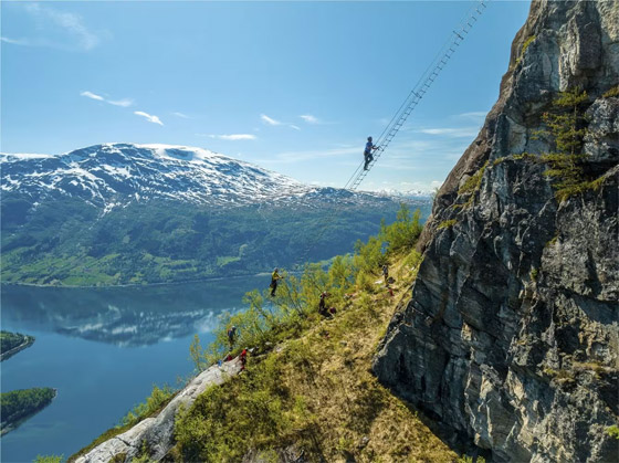 مغامرة جديدة بالنرويج.. الكشف عن سلم عائم ليس لضعاف القلوب صورة رقم 1