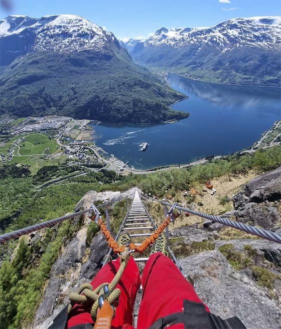 مغامرة جديدة بالنرويج.. الكشف عن سلم عائم ليس لضعاف القلوب صورة رقم 2