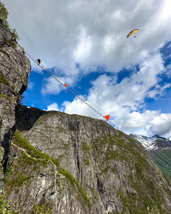 مغامرة جديدة بالنرويج.. الكشف عن سلم عائم ليس لضعاف القلوب صورة رقم 4