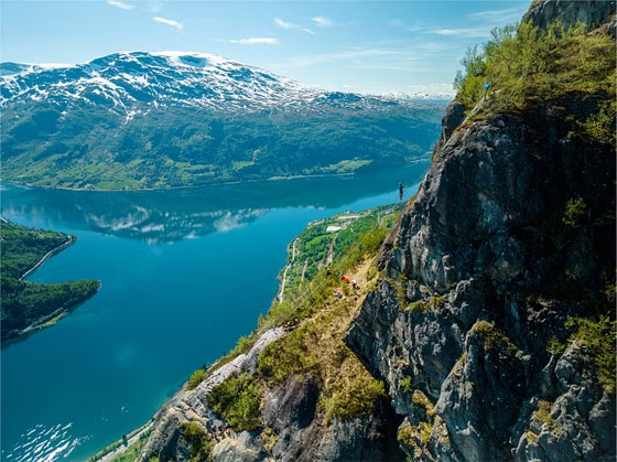 مغامرة جديدة بالنرويج.. الكشف عن سلم عائم ليس لضعاف القلوب صورة رقم 5