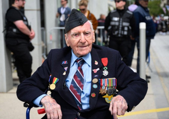 شارك في الحرب العالمية الثانية.. أمريكي في الـ100 يتزوج خطيبته التي تبلغ 96 عاماً صورة رقم 2