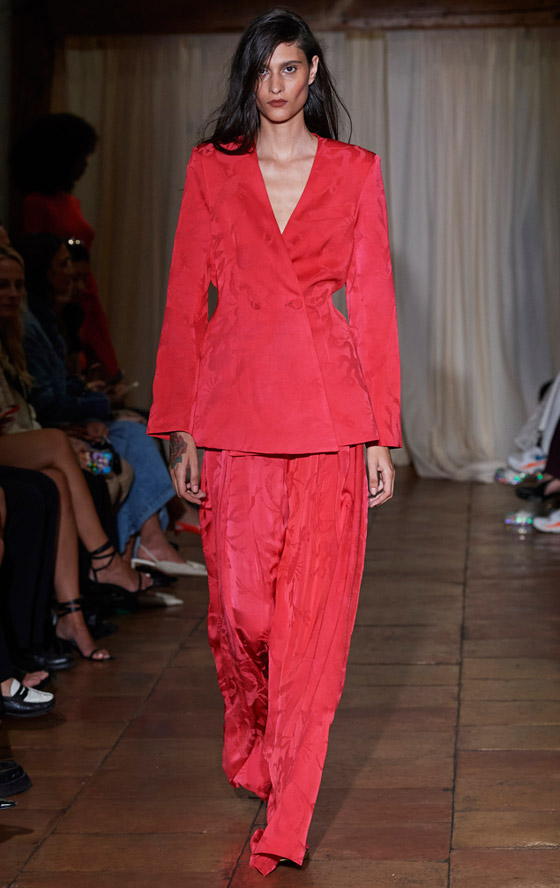 صور: 14 إطلالة من منصات عروض صيف 2024 لتخفي البطن البارز صورة رقم 1