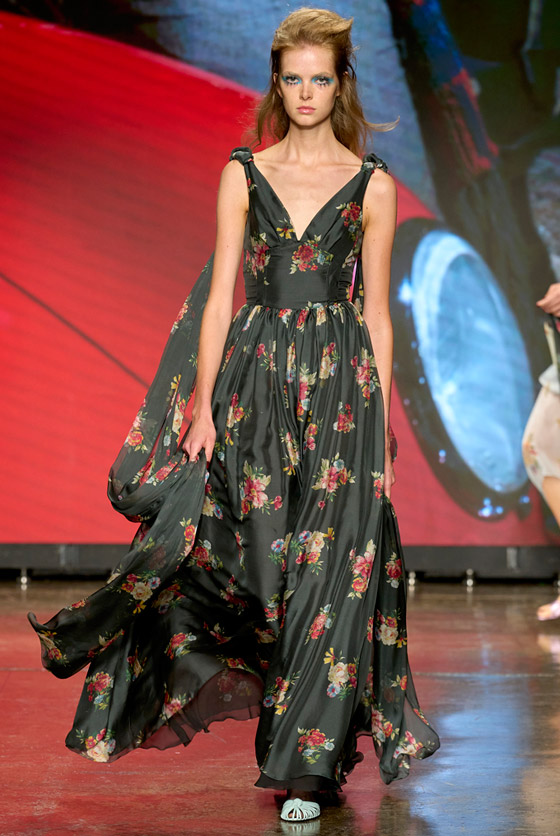 صور: 14 إطلالة من منصات عروض صيف 2024 لتخفي البطن البارز صورة رقم 2