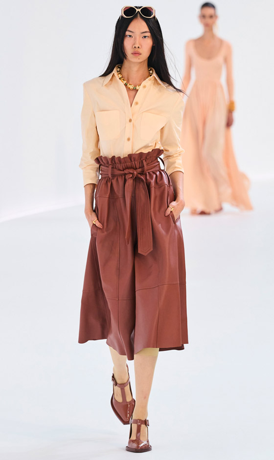 صور: 14 إطلالة من منصات عروض صيف 2024 لتخفي البطن البارز صورة رقم 3