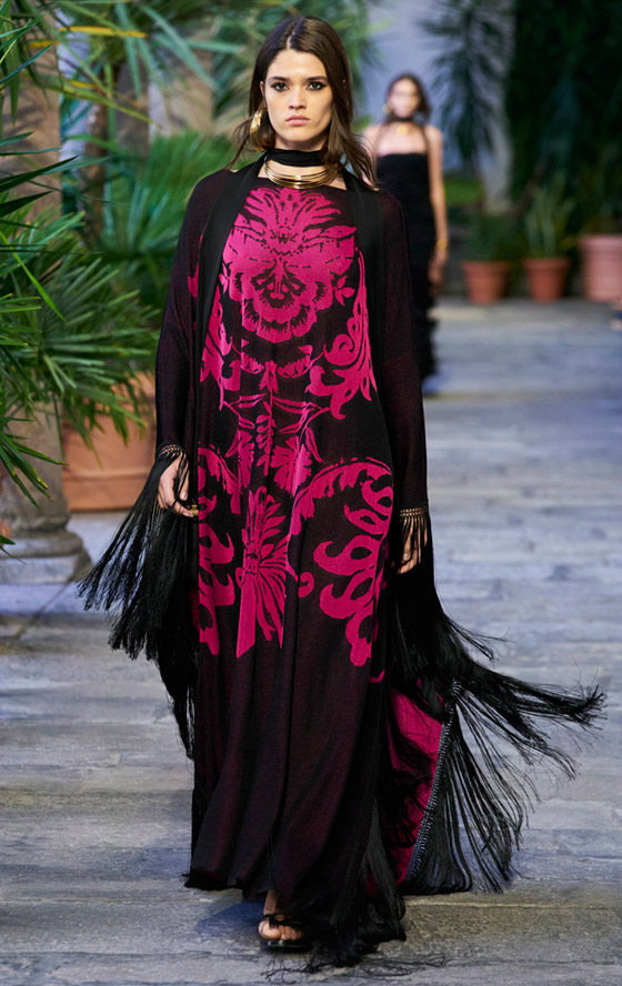 صور: 14 إطلالة من منصات عروض صيف 2024 لتخفي البطن البارز صورة رقم 4