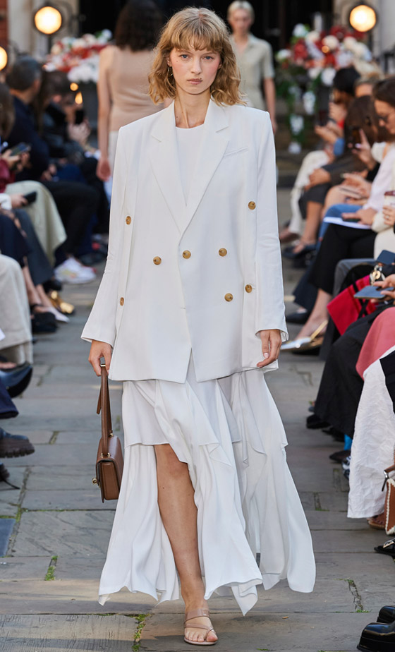 صور: 14 إطلالة من منصات عروض صيف 2024 لتخفي البطن البارز صورة رقم 5