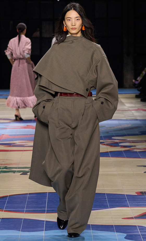 صور: 14 إطلالة من منصات عروض صيف 2024 لتخفي البطن البارز صورة رقم 6