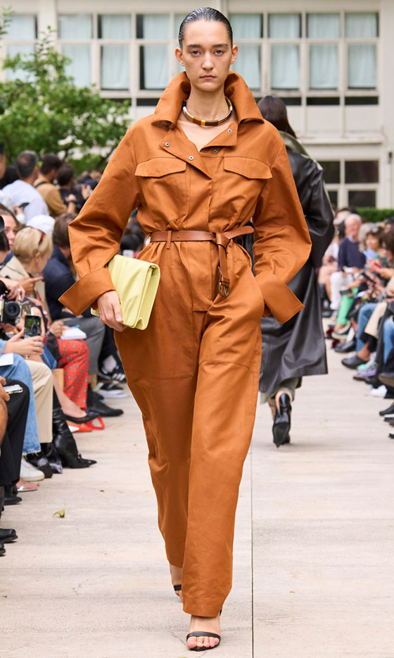 صور: 14 إطلالة من منصات عروض صيف 2024 لتخفي البطن البارز صورة رقم 9