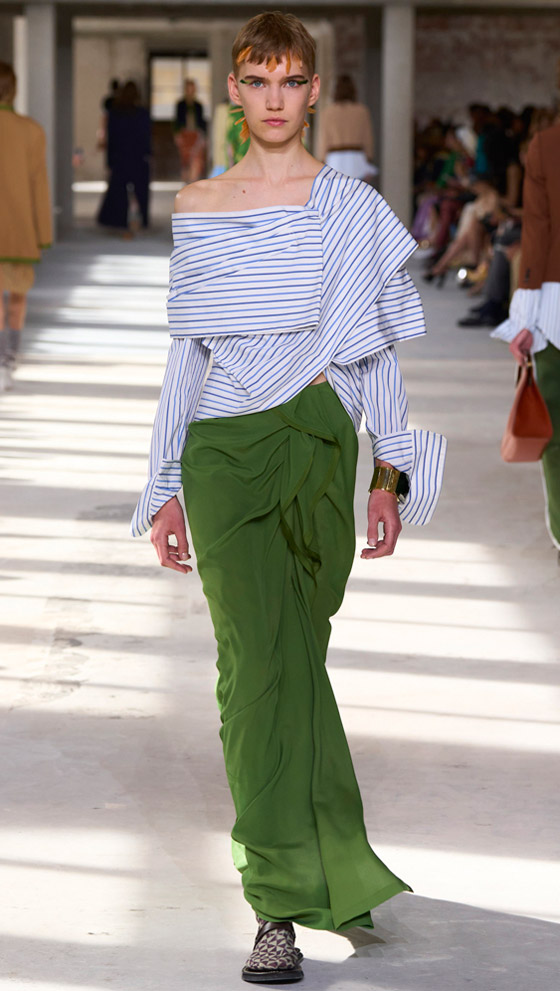 صور: 14 إطلالة من منصات عروض صيف 2024 لتخفي البطن البارز صورة رقم 10