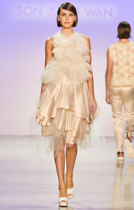 صور: 14 إطلالة من منصات عروض صيف 2024 لتخفي البطن البارز صورة رقم 12