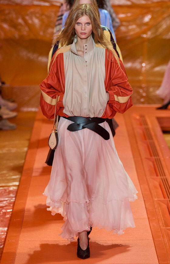 صور: 14 إطلالة من منصات عروض صيف 2024 لتخفي البطن البارز صورة رقم 13