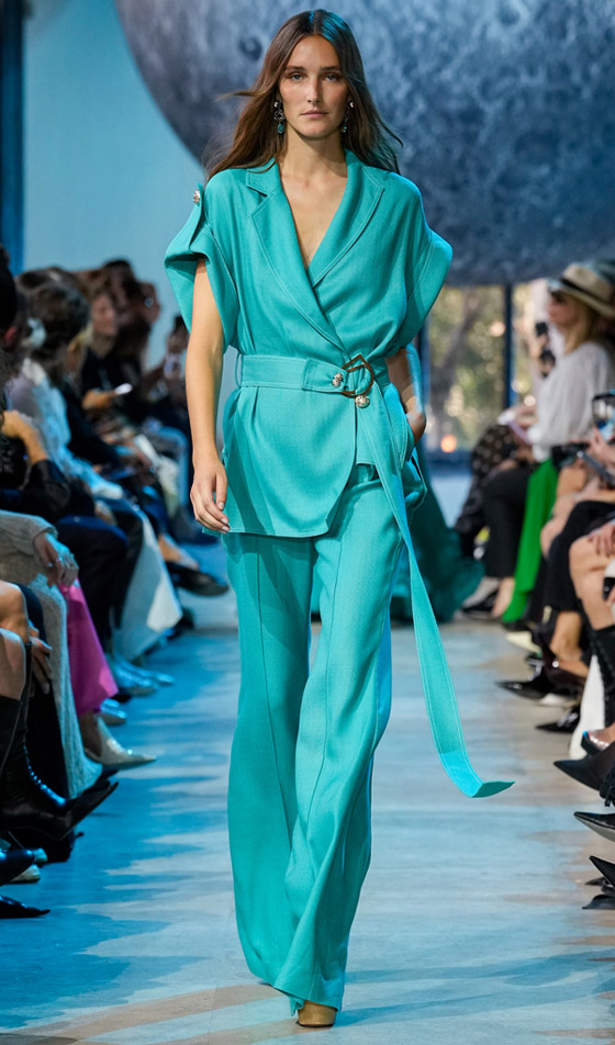 صور: 14 إطلالة من منصات عروض صيف 2024 لتخفي البطن البارز صورة رقم 14