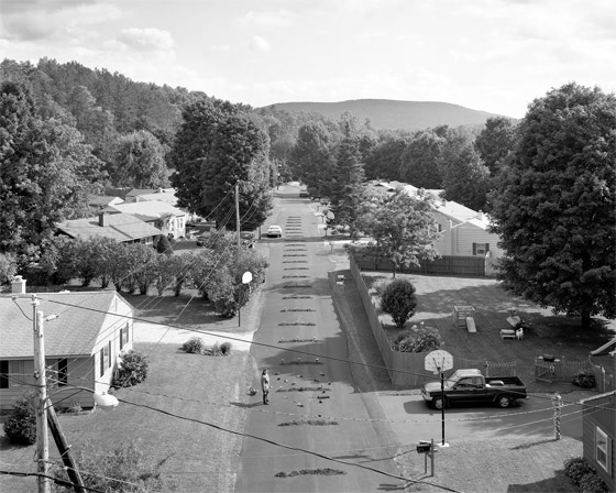 صور صادمة وغريبة تُجسد منظورا مظلما داكنا ومسكونا لضواحي أمريكا صورة رقم 2