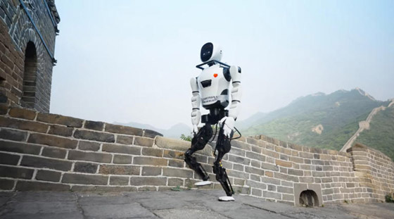 لأول مرة.. روبوت يمشي بأقدامه كالإنسان على سور الصين العظيم صورة رقم 2