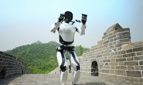 لأول مرة.. روبوت يمشي بأقدامه كالإنسان على سور الصين العظيم صورة رقم 3
