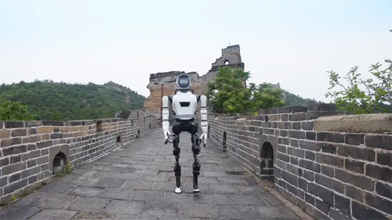 لأول مرة.. روبوت يمشي بأقدامه كالإنسان على سور الصين العظيم صورة رقم 6
