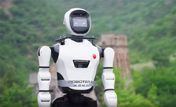 لأول مرة.. روبوت يمشي بأقدامه كالإنسان على سور الصين العظيم صورة رقم 7