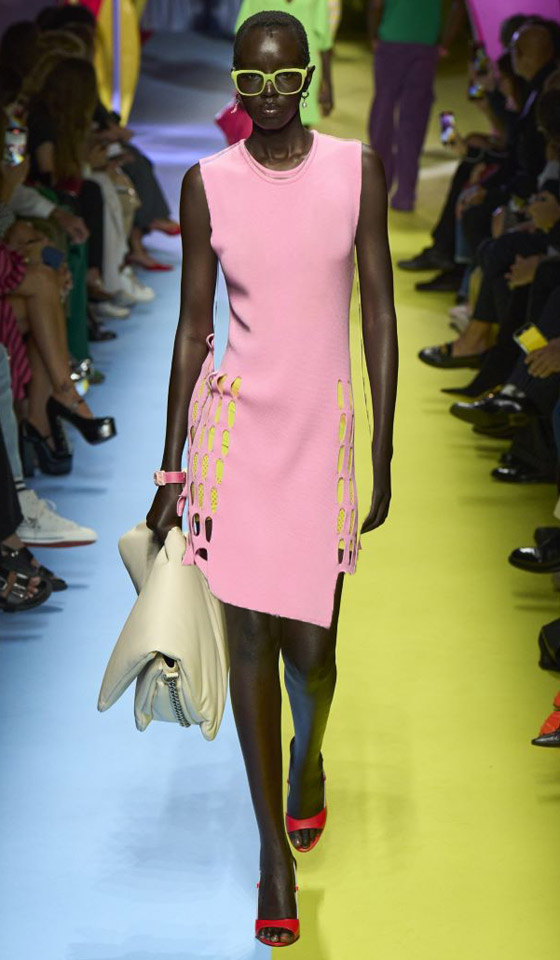 موديلات فساتين مناسبة للعمل موضة ربيع وصيف 2024 لإطلالة أنيقة صورة رقم 5