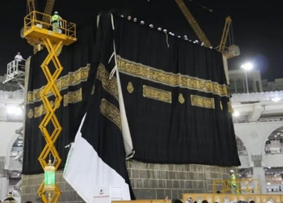 تصل تكلفتها إلى 20 مليون ريال وبها قرابة 150 كلغ من خيوط الذهب.. كل ما يجب معرفته عن كسوة الكعبة صورة رقم 6