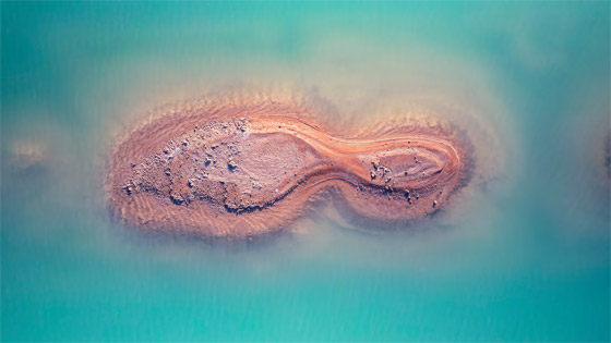 مصور يلتقط أرضا زراعية بعُمان تبدو كوجهة شاطئية تغمرها المياه الزمردية صورة رقم 3 مصور يلتقط أرضا زراعية بعُمان تبدو كوجهة شاطئية تغمرها المياه الزمردية صورة رقم 3