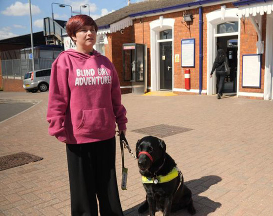 كفيفة تجوب العالم وتكتشفه عبر أحاسيسها الأربع.. ما هي قصتها؟ صور صورة رقم 15
