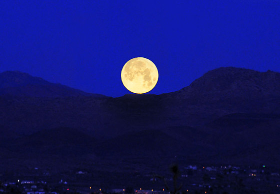 مراقبو السماء يستعدون لاستقبال ظاهرة فلكية نادرة لا تحدث إلا كل 18 عاما صورة رقم 1 مراقبو السماء يستعدون لاستقبال ظاهرة فلكية نادرة لا تحدث إلا كل 18 عاما صورة رقم 1