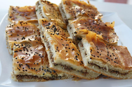 إليكم طريقة تحضير الرقاق باللحمة المفرومة لسفرة العيد صورة رقم 2