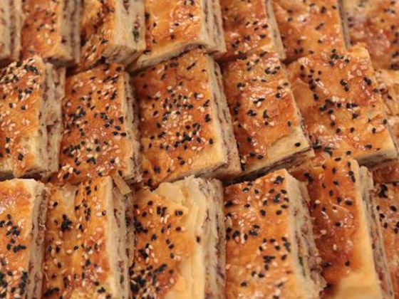 إليكم طريقة تحضير الرقاق باللحمة المفرومة لسفرة العيد صورة رقم 3