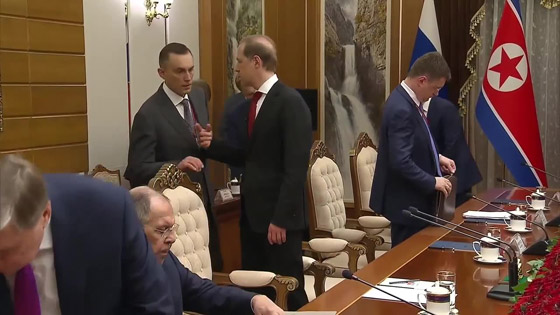 إحراج على الهواء! طرد وفد الرئيس بوتين من اجتماع لدخوله قبل الزعيم كيم صورة رقم 3