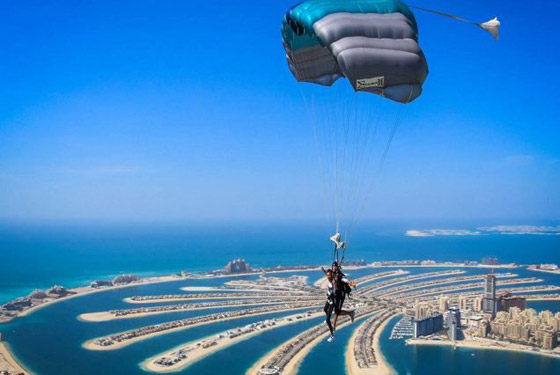 مليئة بالمغامرة: تعرفوا إلى الوجهات السياحية الخاصة بعشاق القفز بالمظلات صورة رقم 1