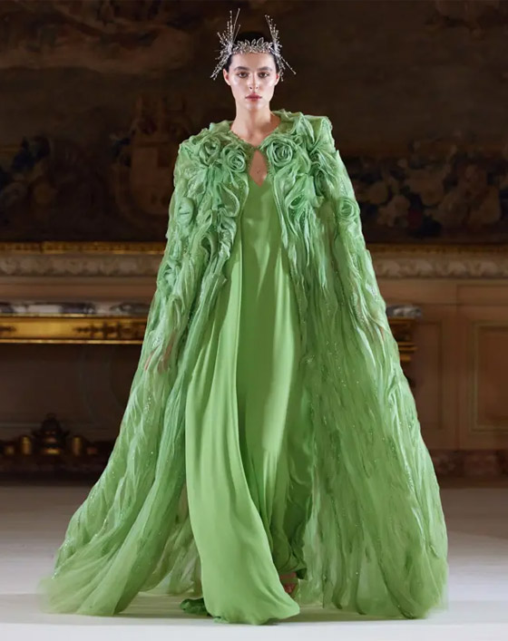 صور: عناصر الطبيعة تتحول إلى أثواب فاخرة في عرض 