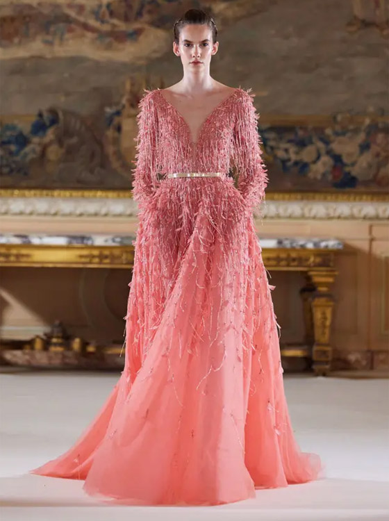 صور: عناصر الطبيعة تتحول إلى أثواب فاخرة في عرض 