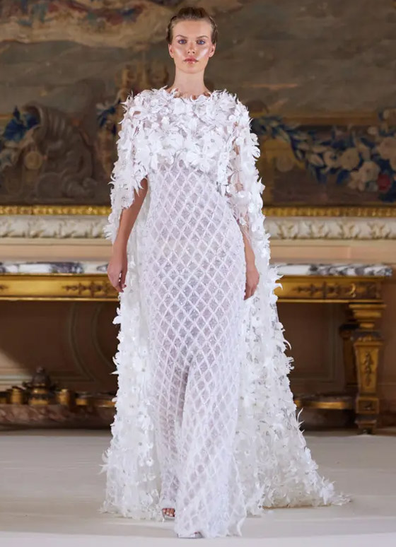 صور: عناصر الطبيعة تتحول إلى أثواب فاخرة في عرض 