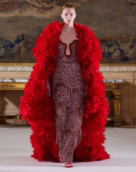 صور: عناصر الطبيعة تتحول إلى أثواب فاخرة في عرض 