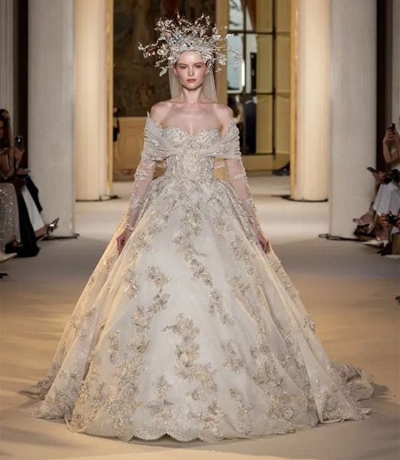 صور: عناصر الطبيعة تتحول إلى أثواب فاخرة في عرض 