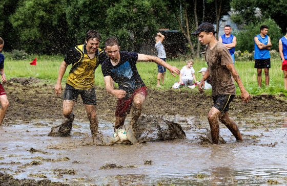 كرة القدم المشتعلة والحصان الخشبي.. أغرب وأخطر الرياضات في العالم صورة رقم 2 كرة القدم المشتعلة والحصان الخشبي.. أغرب وأخطر الرياضات في العالم صورة رقم 2