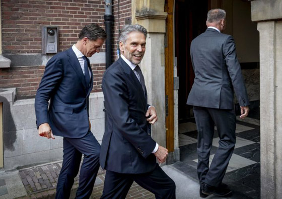 رئيس وزراء هولندا يثير تفاعلا بطريقة مغادرة منصبه: سلم السلطة ثم ركب دراجة صورة رقم 13