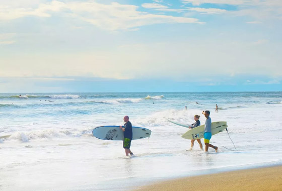لهواة الأنشطة البحرية.. أماكن ركوب الأمواج المفضلة في العالم صورة رقم 1 لهواة الأنشطة البحرية.. أماكن ركوب الأمواج المفضلة في العالم صورة رقم 1