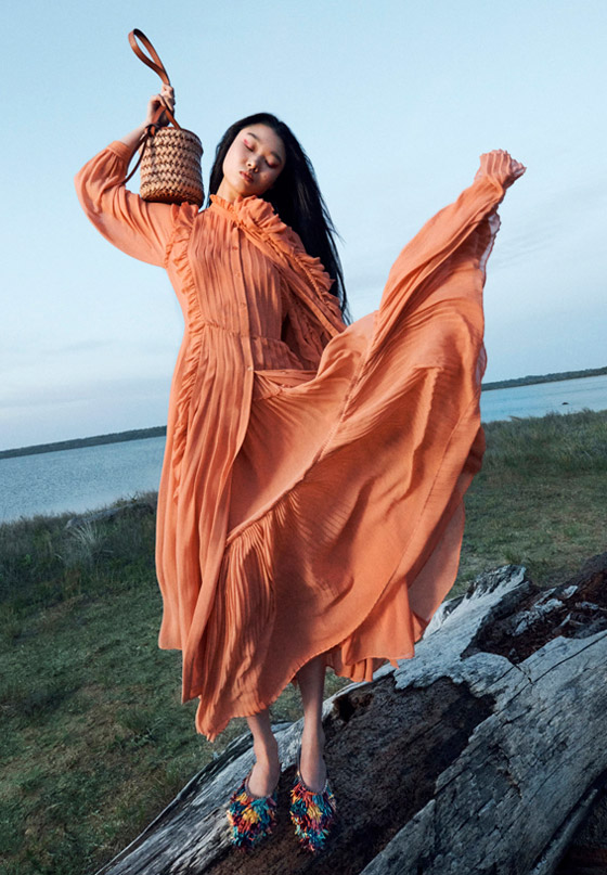 بالصور: أسرار تنسيق الفساتين الملونة الطويلة لإطلالات صيفية مميزة صورة رقم 1 بالصور: أسرار تنسيق الفساتين الملونة الطويلة لإطلالات صيفية مميزة صورة رقم 1