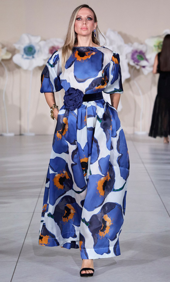 بالصور: أسرار تنسيق الفساتين الملونة الطويلة لإطلالات صيفية مميزة صورة رقم 2 بالصور: أسرار تنسيق الفساتين الملونة الطويلة لإطلالات صيفية مميزة صورة رقم 2