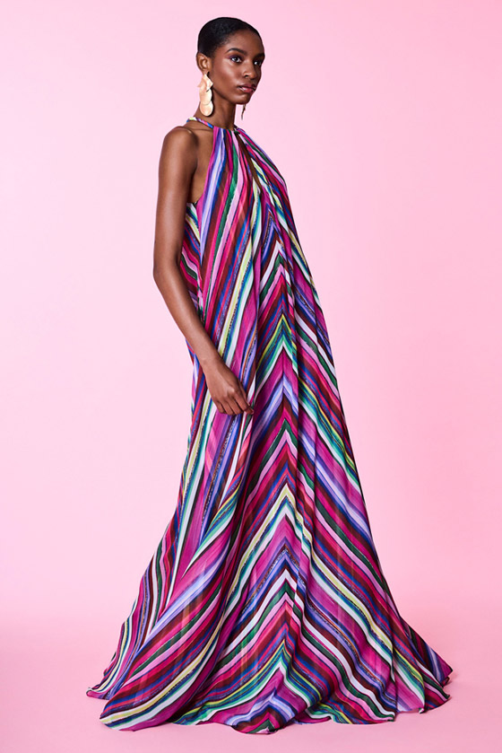 بالصور: أسرار تنسيق الفساتين الملونة الطويلة لإطلالات صيفية مميزة صورة رقم 3 بالصور: أسرار تنسيق الفساتين الملونة الطويلة لإطلالات صيفية مميزة صورة رقم 3