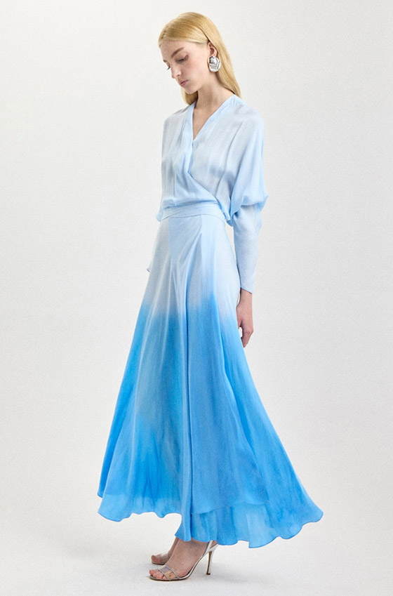 بالصور: أسرار تنسيق الفساتين الملونة الطويلة لإطلالات صيفية مميزة صورة رقم 4 بالصور: أسرار تنسيق الفساتين الملونة الطويلة لإطلالات صيفية مميزة صورة رقم 4