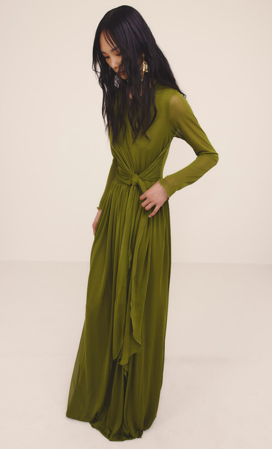 بالصور: أسرار تنسيق الفساتين الملونة الطويلة لإطلالات صيفية مميزة صورة رقم 6 بالصور: أسرار تنسيق الفساتين الملونة الطويلة لإطلالات صيفية مميزة صورة رقم 6