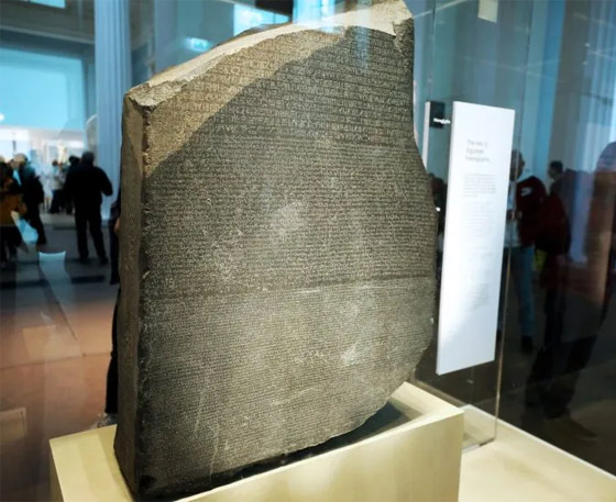 اكتشاف غيَر وجه العالم.. تعرفوا على قصة حجر رشيد وفك رموزه صورة رقم 1