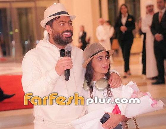 تاليا ابنة تامر حسني تدفعه فيسقط في حمام السباحة بالبدلة! فيديو طريف صورة رقم 7