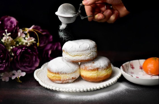 إليكم طريقة عمل الدوناتس بسكر البودرة.. طيب وبسيط صورة رقم 1