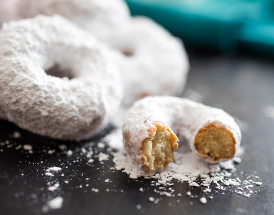 إليكم طريقة عمل الدوناتس بسكر البودرة.. طيب وبسيط صورة رقم 2