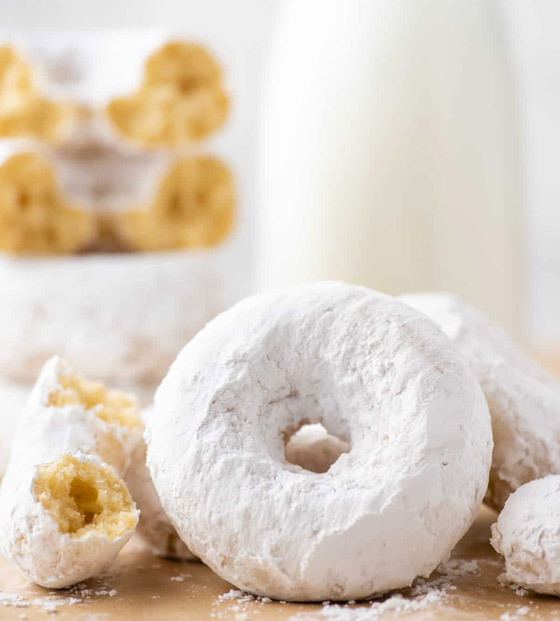 إليكم طريقة عمل الدوناتس بسكر البودرة.. طيب وبسيط صورة رقم 4