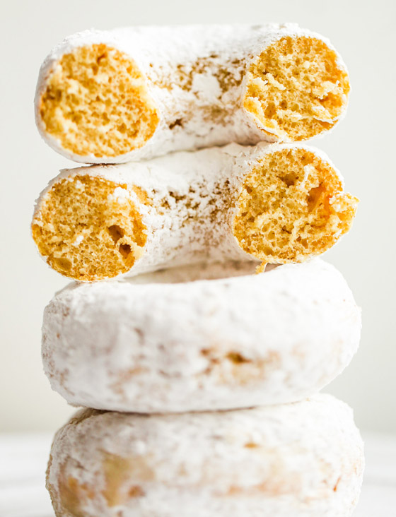 إليكم طريقة عمل الدوناتس بسكر البودرة.. طيب وبسيط صورة رقم 5