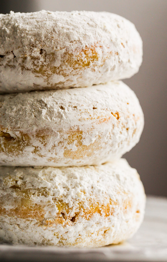 إليكم طريقة عمل الدوناتس بسكر البودرة.. طيب وبسيط صورة رقم 6